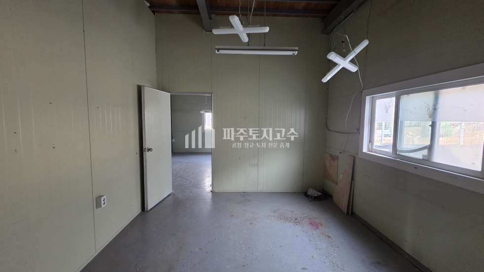 경기 파주시 월롱면 도내리 월롱면 2종제조 120평 층고8 내부사무실 대형차 민원없음 월세 매물번호 11200 사진 15