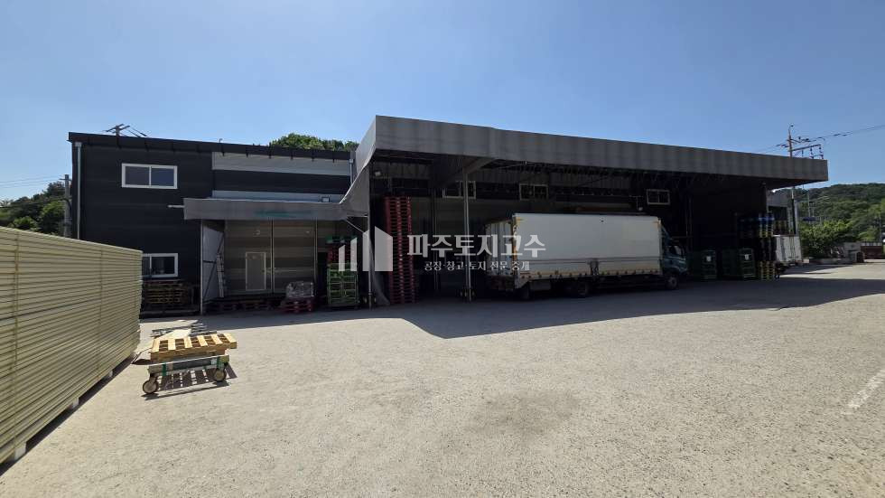 경기 파주시 조리읍 오산리 2동 오산리 공장 150평+가설100평 층고8.7 전력25kw 내부사무실 40피트 민원무 월세 매물번호 10054 사진 1